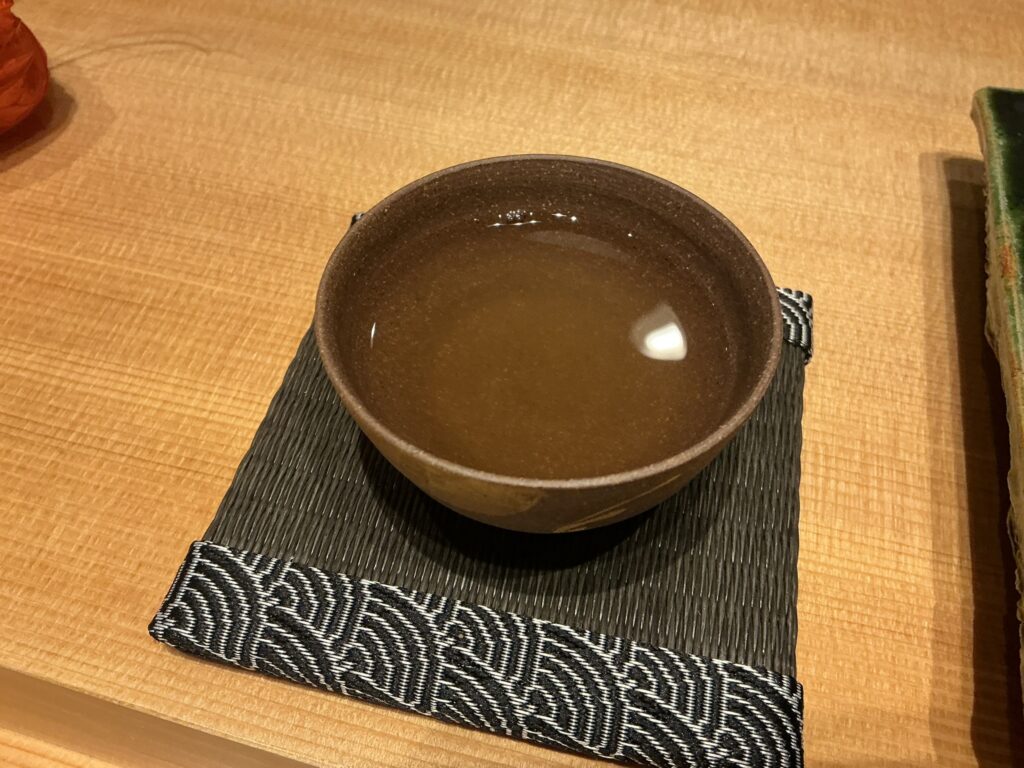 鮨に出汁わるつのどんこ、白舞茸、黒舞茸のお出汁