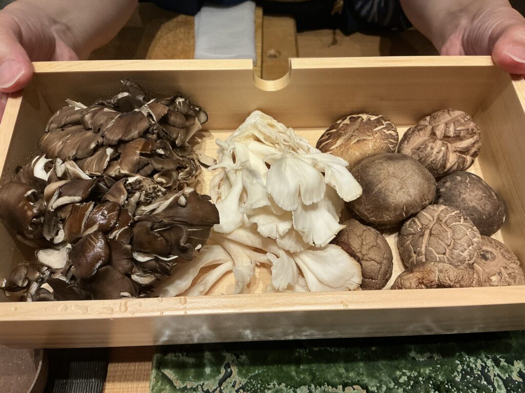 鮨に出汁わるつのどんこ、白舞茸、黒舞茸のお出汁