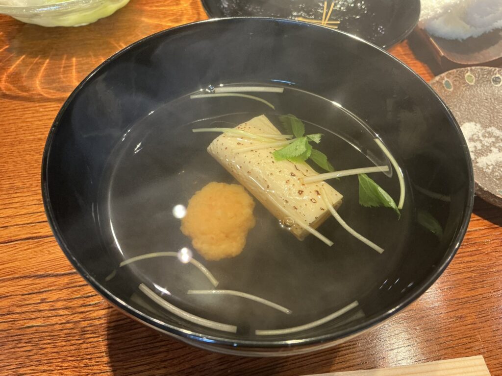 みかわ是山居の湯葉とエビ真薯のお吸い物