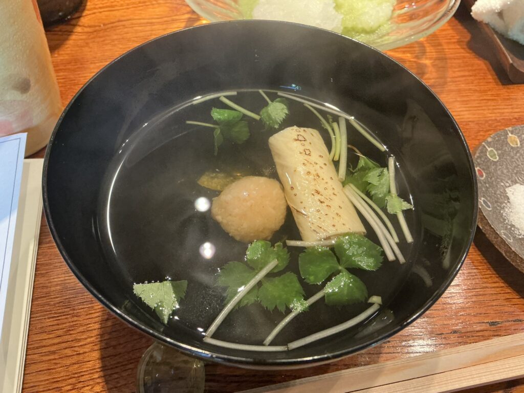 みかわ是山居の湯葉とエビ真薯のお吸い物
