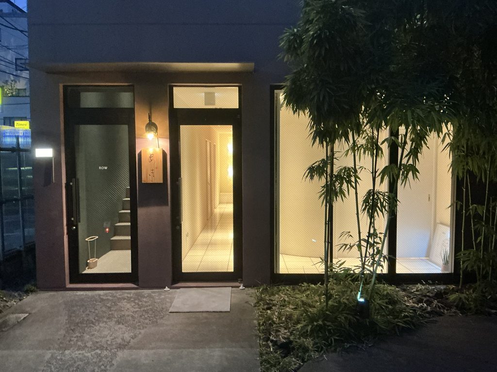鮨あきの玄関
