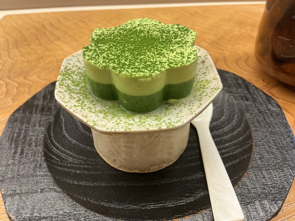 鮨おばなの濃厚抹茶寄せ
