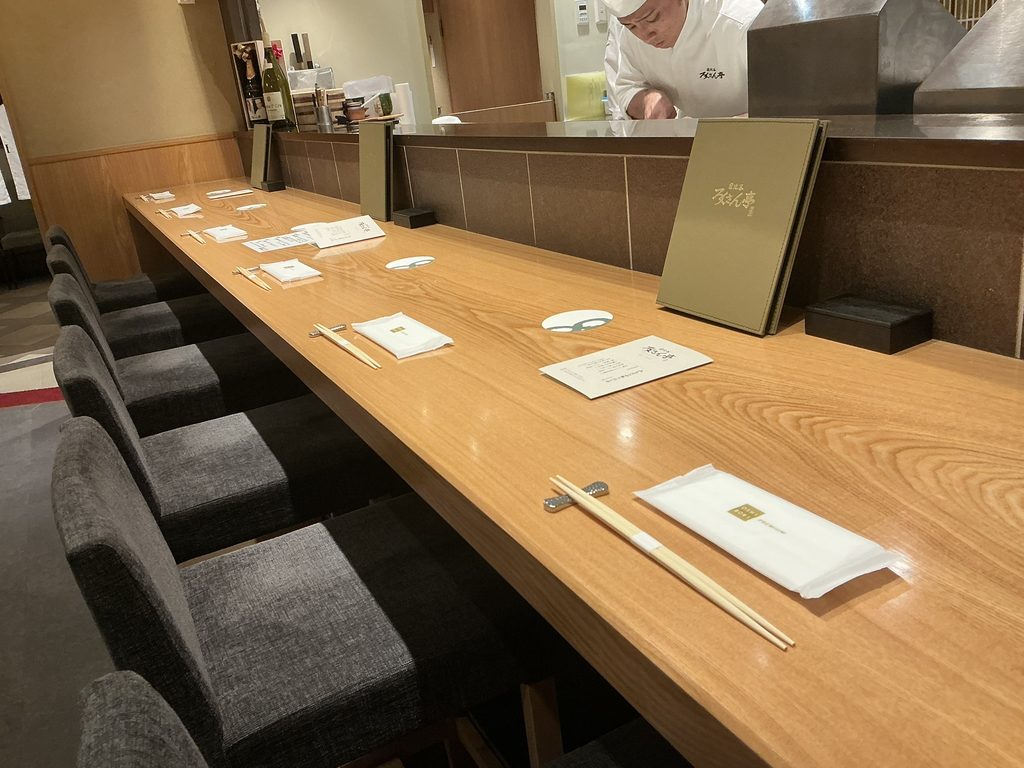 日比谷ろくさん亭の店内