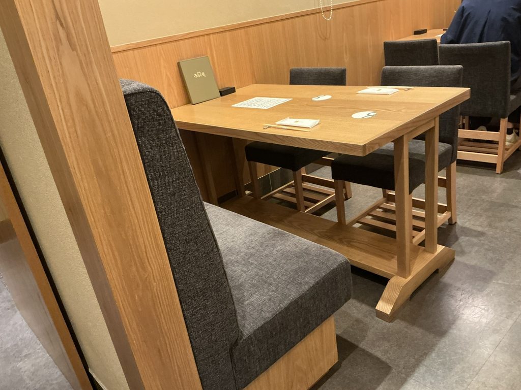 日比谷ろくさん亭の店内