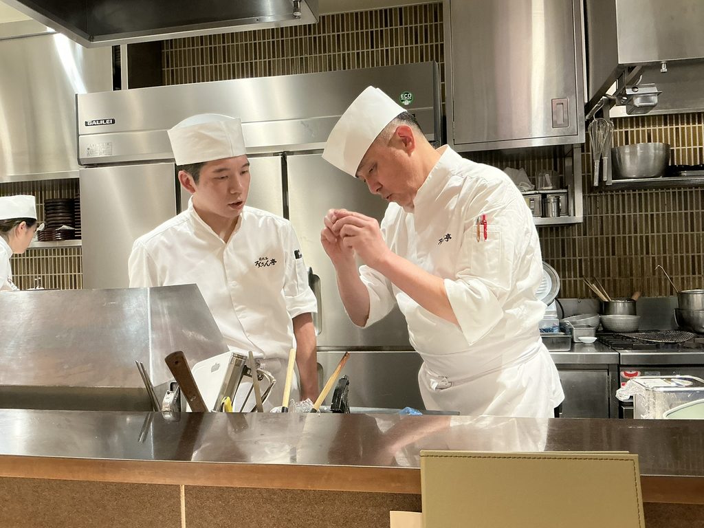 日比谷ろくさん亭の料理人