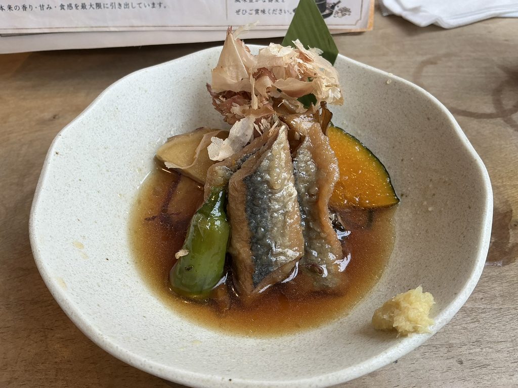 手打ち蕎麦なみのの秋刀魚と季節野菜の揚げ浸し